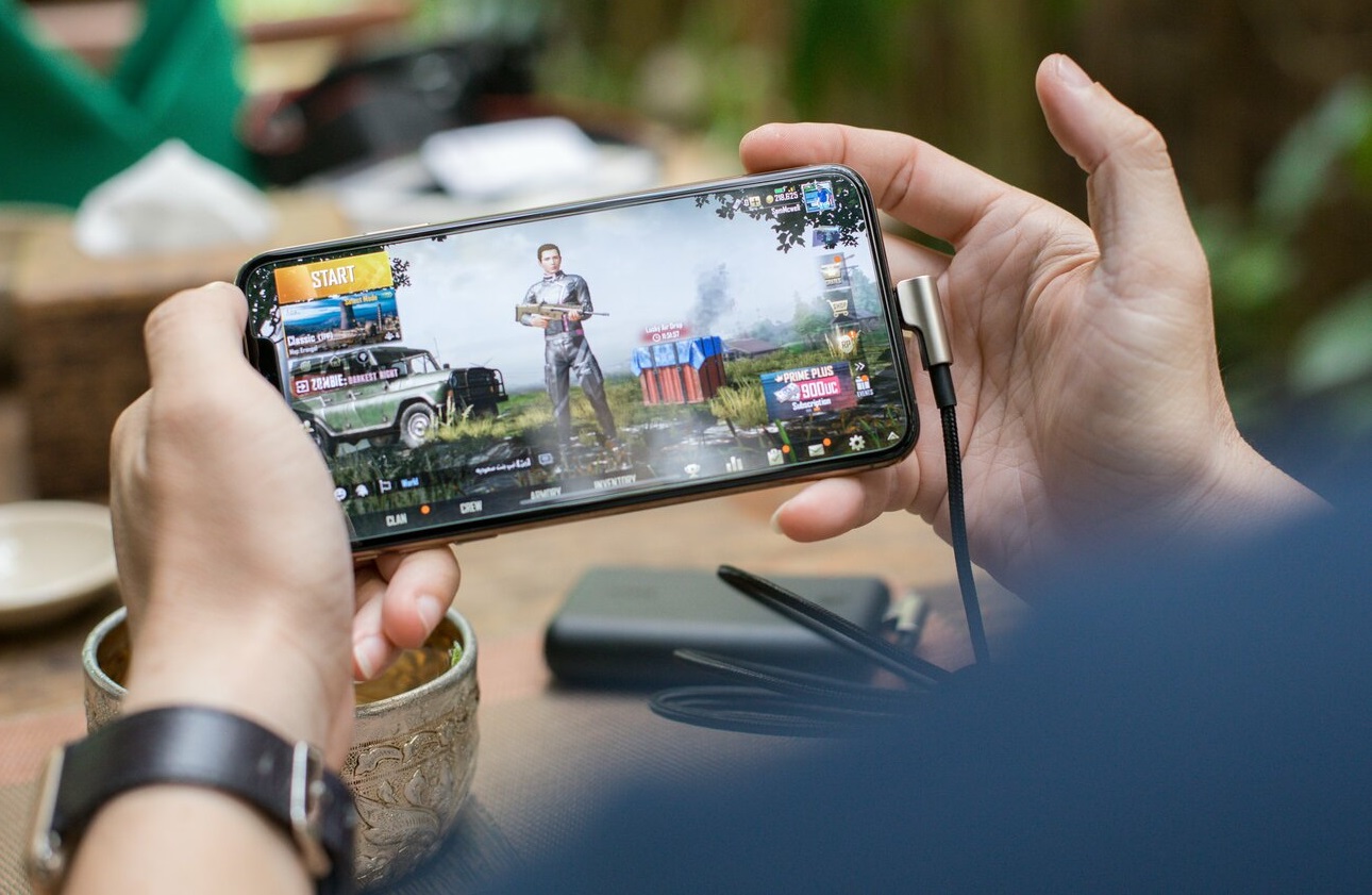 mobile gaming revenue 2022 decline slump