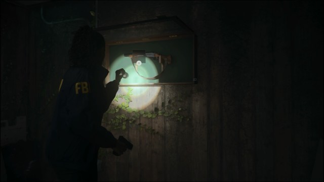 Saga Anderson finding sawed-off shotgun in Alan Wake 2.