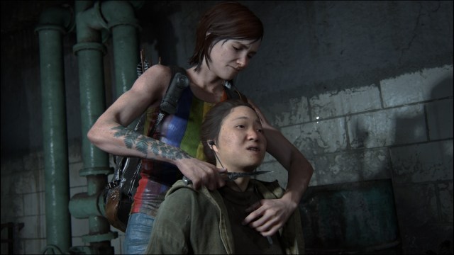 Ellie attacking in The Last of Us Part 2.