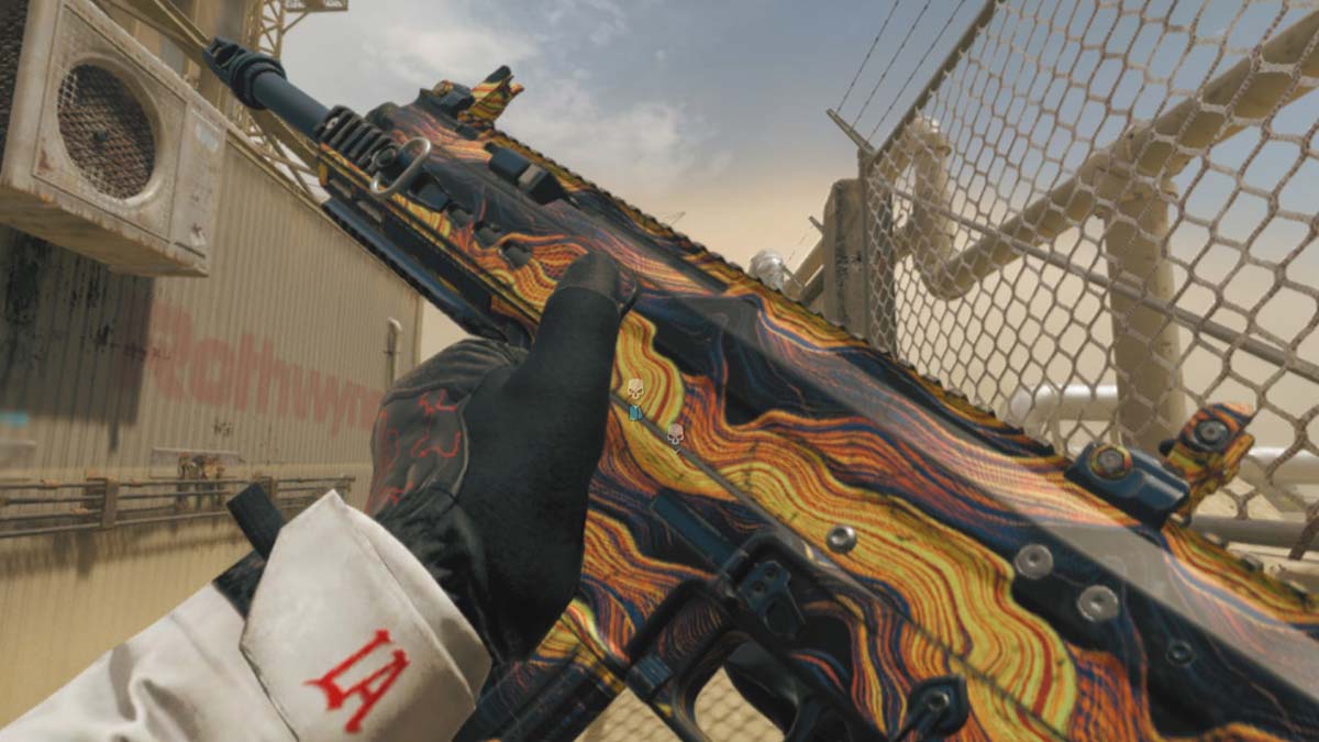 A Call of Duty player inspecting a Sidewinder battle rifle