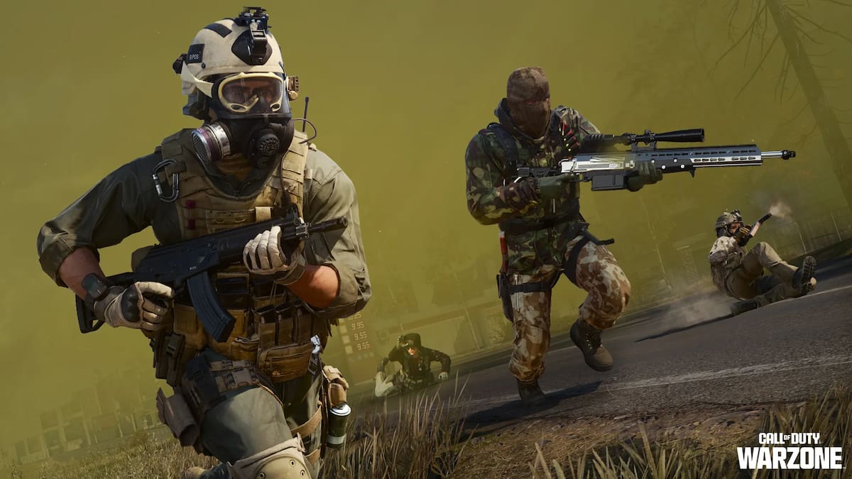 Warzone operators running to escape the gas circle