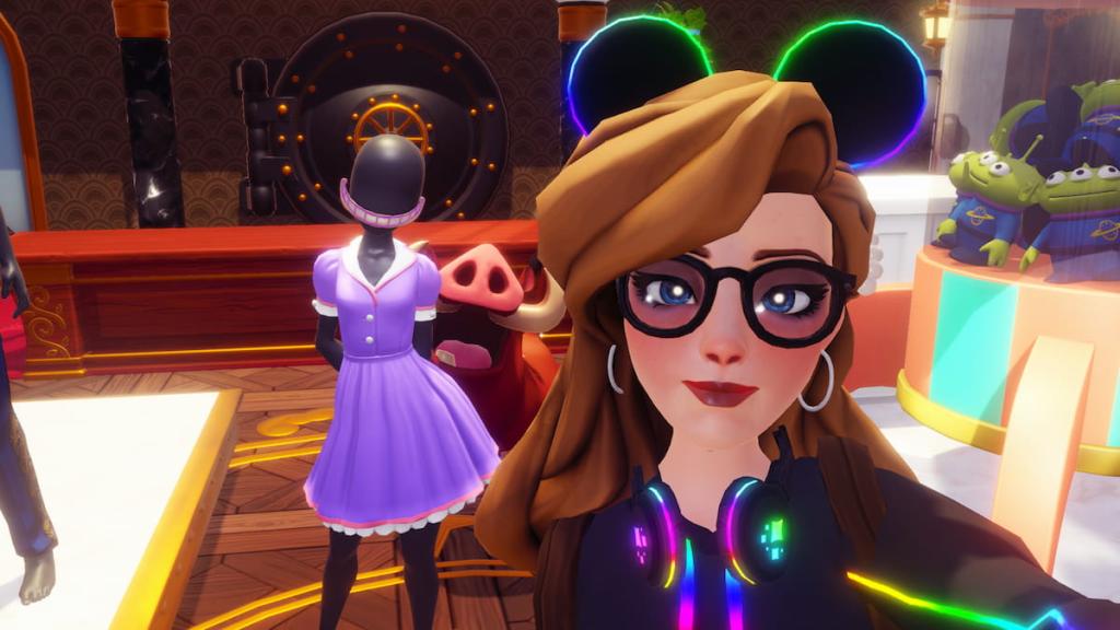 Disney Dreamlight Valley Cheshire Cat mannequin during Mannequin Madness