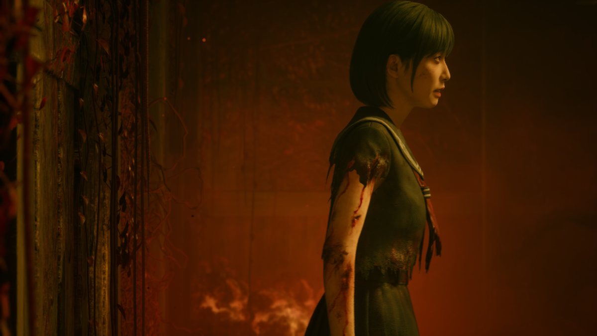 A side profile shot of Hinako from the hips upwards