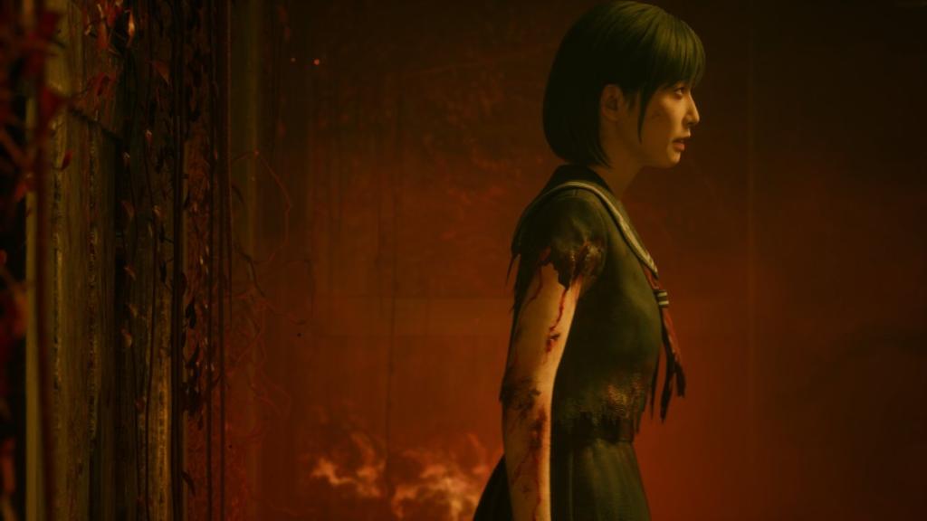 A side profile shot of Hinako from the hips upwards