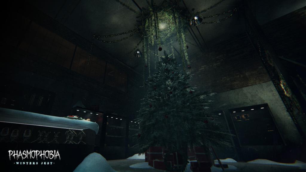 Christmas tree in lobby in phasmophobia